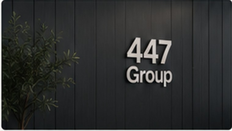 447 Group-skylt på mörk vägg