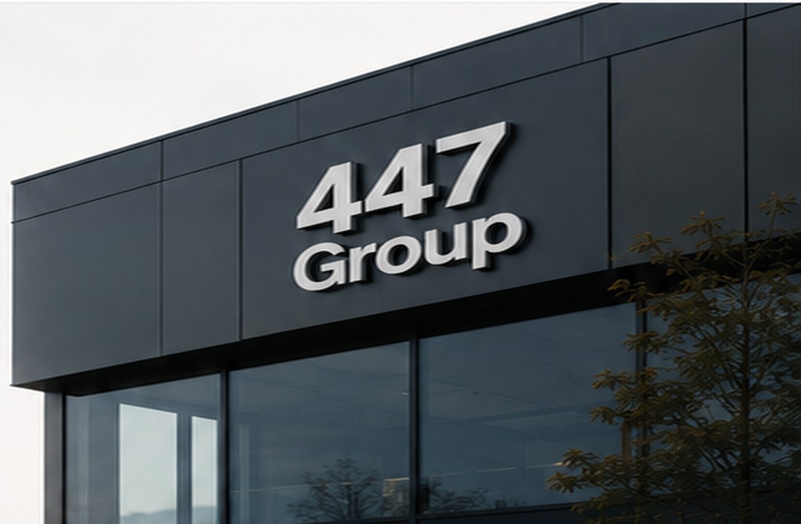 Modern fasad med 447 Group-skylt
